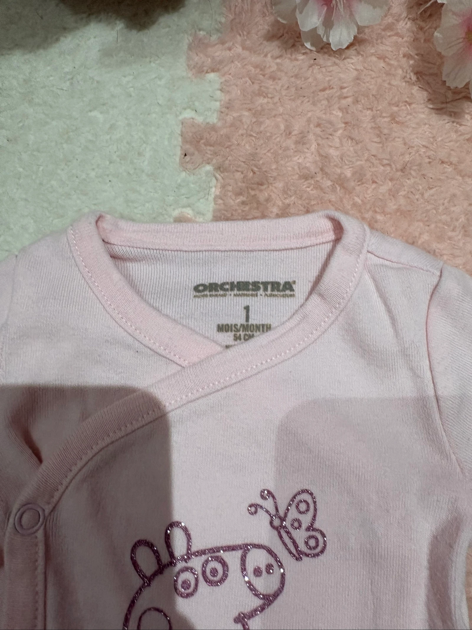 Ensemble bébé – Body + bavoir + attache tétine + bandeau + chaussettes – photo 2